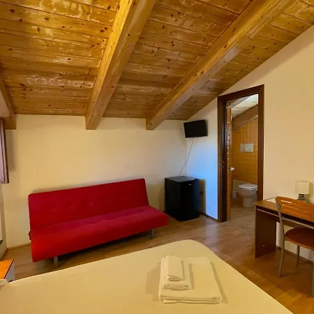 Domo Is Solus - - Living בית הארחה 3*